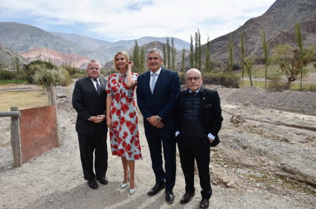 伊万卡访问阿根廷!波波头配印花裙甜美又温婉,40岁美成20岁