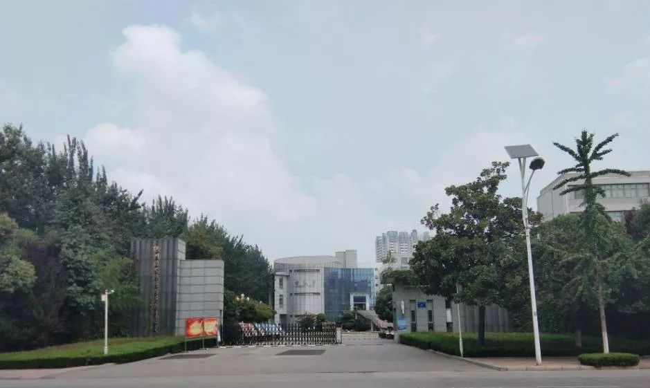 这就是碧螺校区正门啦,距离洞山校区大约300米,步行5分钟左右就到了.