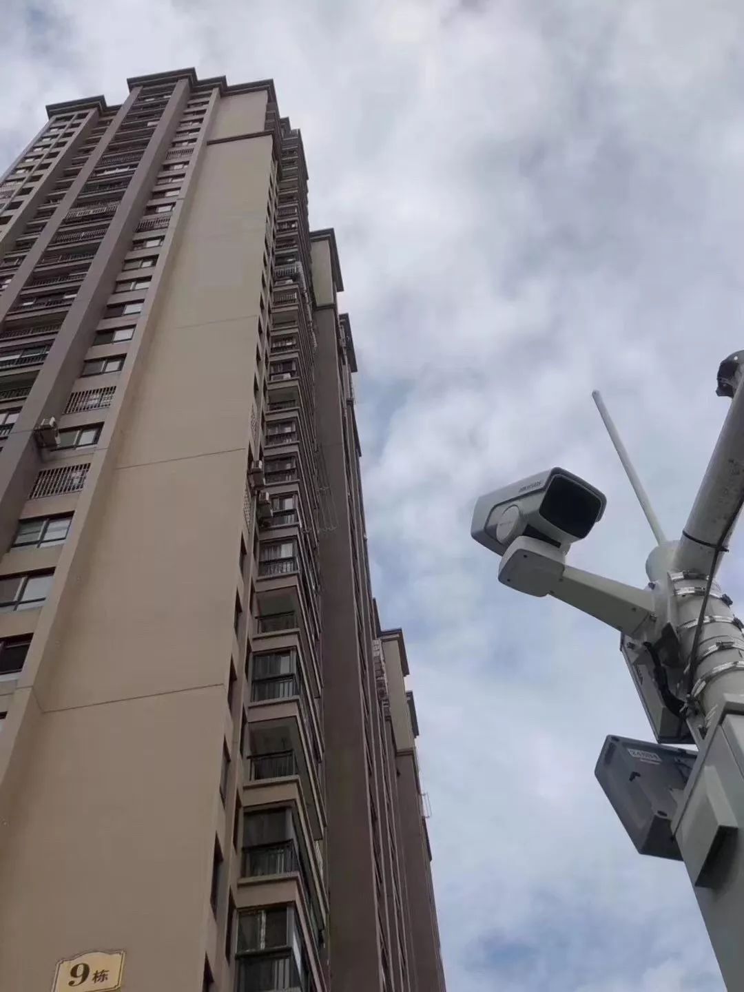 小区防高空抛物摄像机到底是地面安装还是楼顶安装?_监控