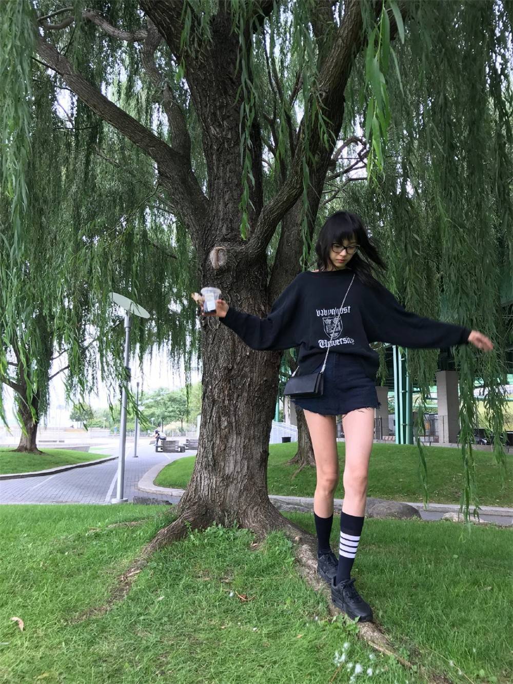 雎晓雯满眼都是腿,黑色系的穿搭更加凸显出了大长腿!