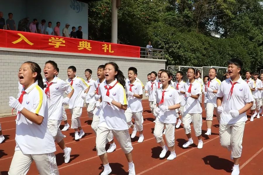 志存高远追求卓越绣湖中学城阳校区隆重举行七年级新生军训展演暨入学