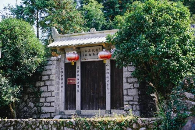 "延陵旧家",即吴乾奎故居,一幢五间二厢三层的中西合璧建筑.