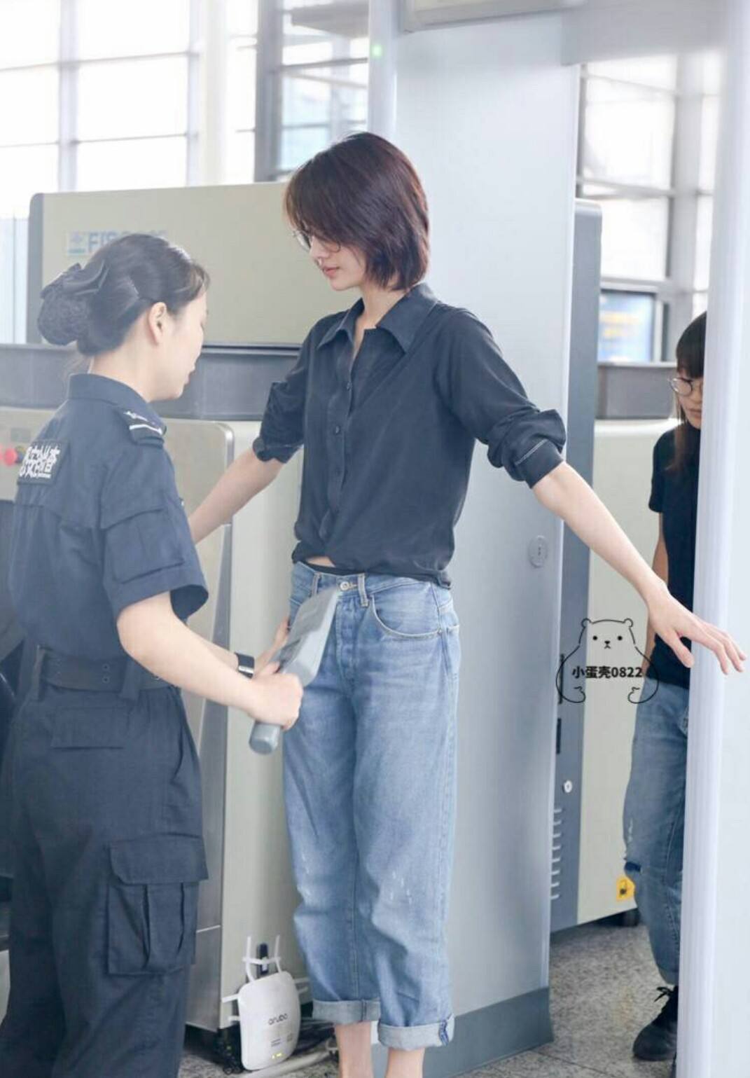 原创5位明星过安检肖战尴尬热巴卖萌我就服最后的千玺大佬