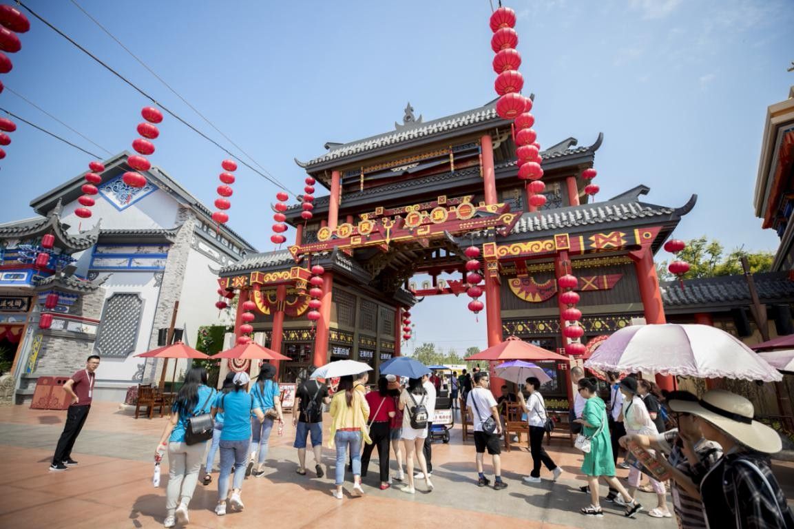 在古色古香的文化小镇,极具汉风楚韵的手工艺品引来众多游客驻足欣赏