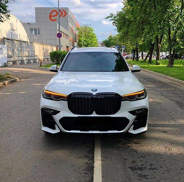 宝马x7换上棱角分明的外观套件霸气侧漏