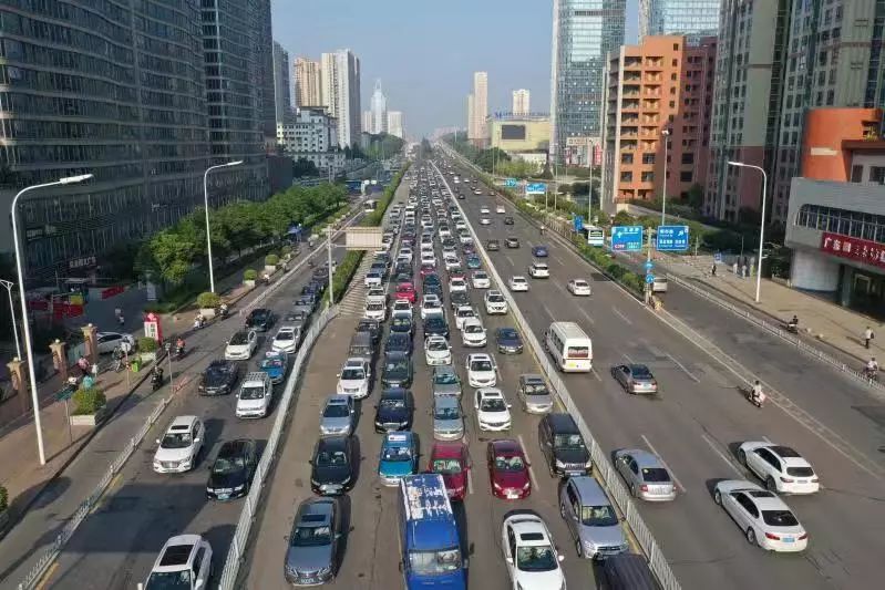 民生丨长沙岳麓大道银北高架桥上的导流线你轧过吗