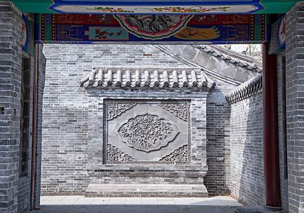 由于气流减慢,气则不散,符合"曲则有情"的中国传统民居建筑的风水理念