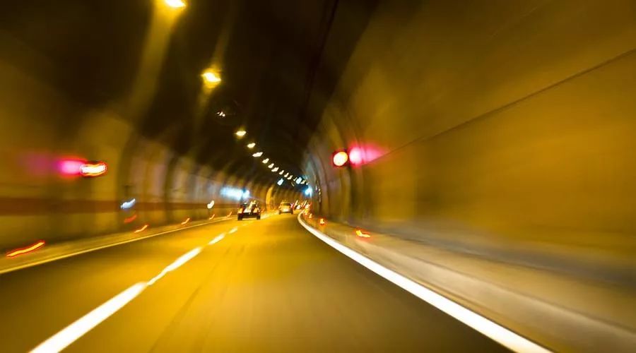 安全行车丨夜晚在高速上开车到底要不要开远光灯