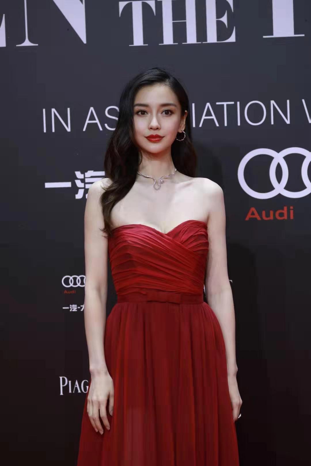 满屏大帅哥蔡徐坤王一博李现比帅董又霖没采访邓伦上热搜