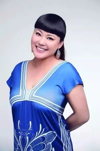 两人突然向外界宣布离婚.没想到就在这一年,执导了电视剧《粘豆包》.