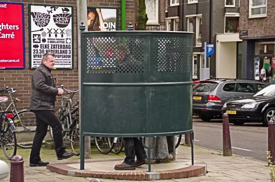 在阿姆斯特丹上露天公厕,怎样才显得不尴尬