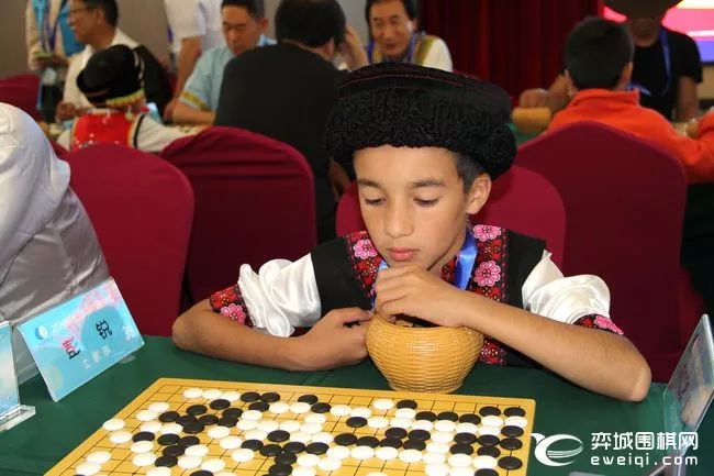 全国少数民族围棋大赛开战赛场民族服装争奇斗艳