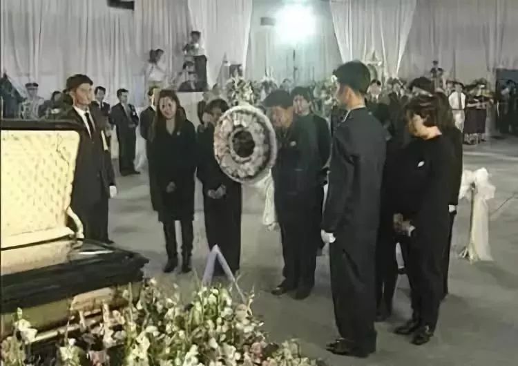 邓丽君下葬全过程罕见照片死因真相曝光你肯定没见过