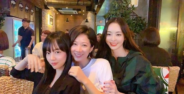 www李多熙林秀晶全慧珍相聚一同支持基龙新电影