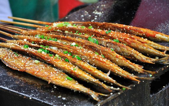 吃货哥教大姐做"碳烤香鱼"纯原汁原味,让大姐想到了童年的快乐