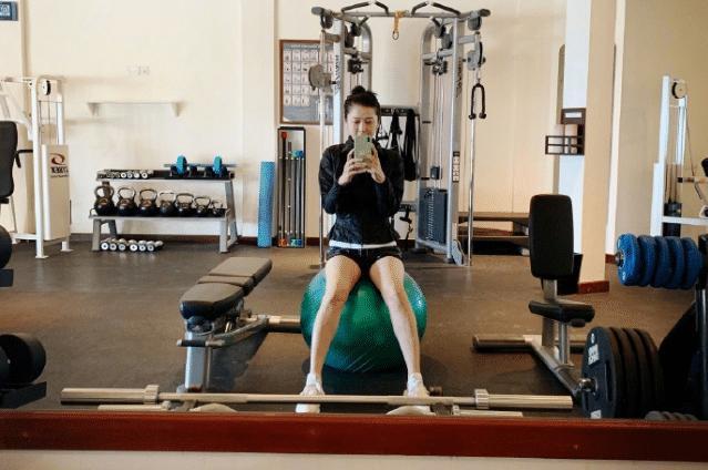 周丽淇晒健身房锻炼照积极备孕年过40想为内地老公再拼一胎
