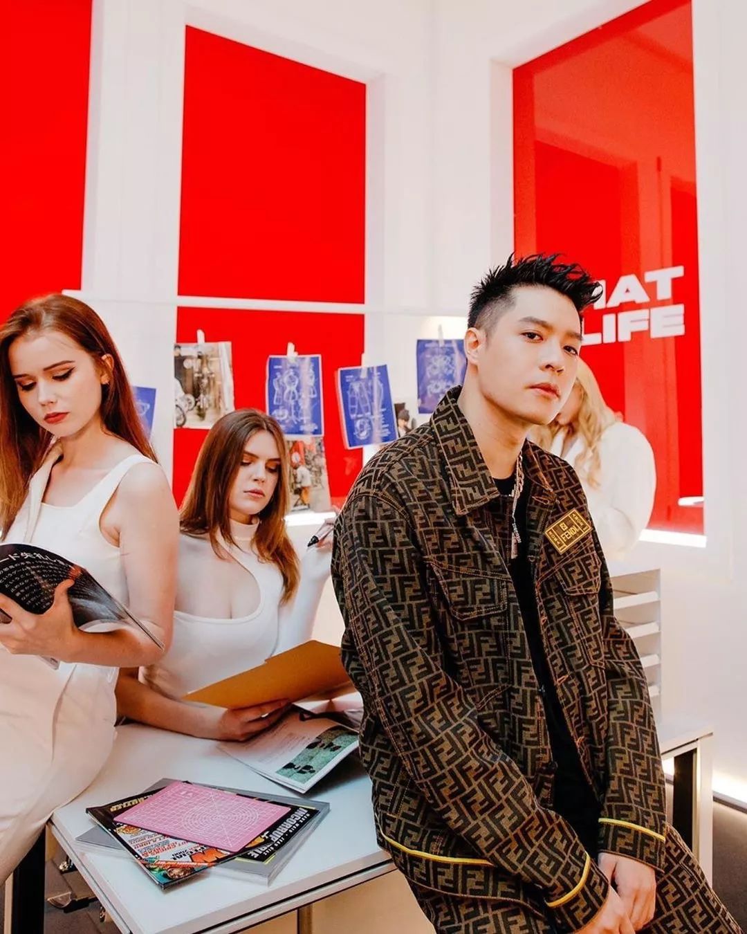 一身set up的棕色fendi西装套装显得swag十足.