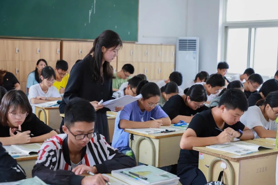 专家指导促教师成长——临海市教研室教研员来灵江中学调研指导工作
