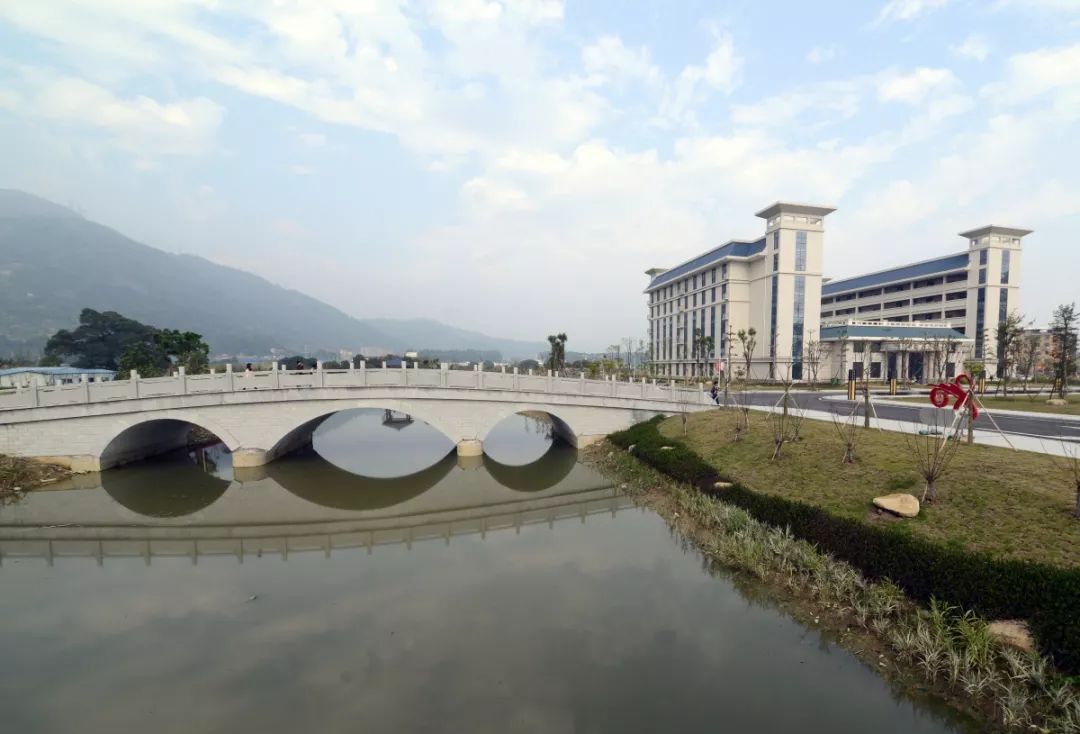 福建農林大學(旗山校區)路線:地鐵2號線,上街站b口出站,步行600m即到.