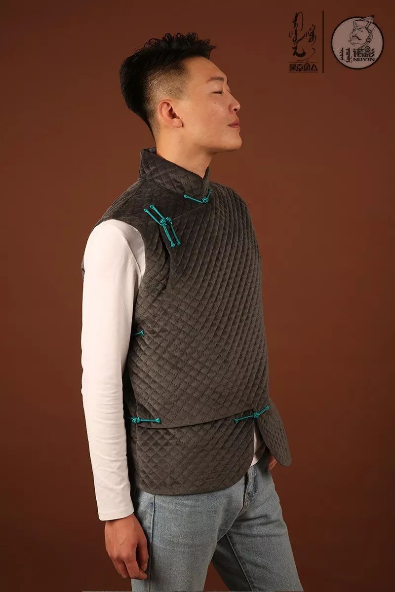 【蒙古时尚】民族风情侣马甲的正确穿法!满满cp感虐疯单身狗