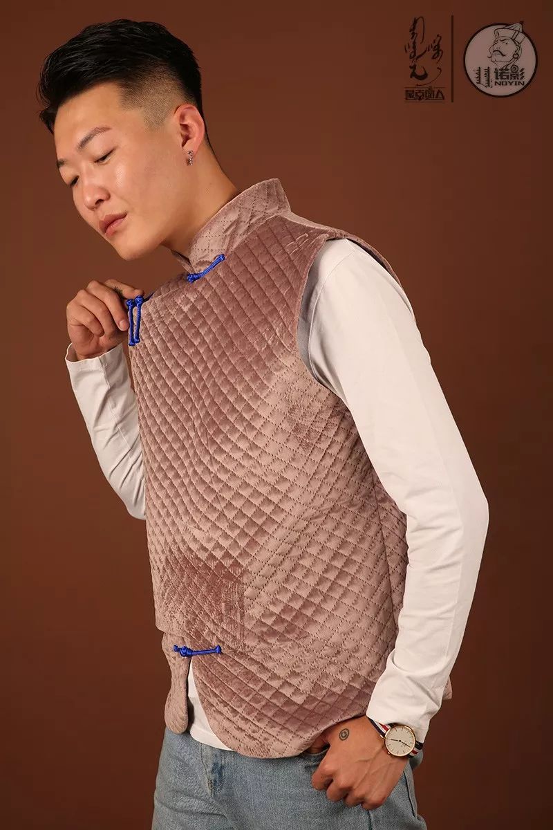 【蒙古时尚】民族风情侣马甲的正确穿法!满满cp感虐疯单身狗