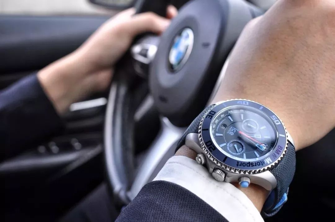 在开车时戴一块宝马手表,映衬方向盘上的"蓝天白云,将会使得驾驶的