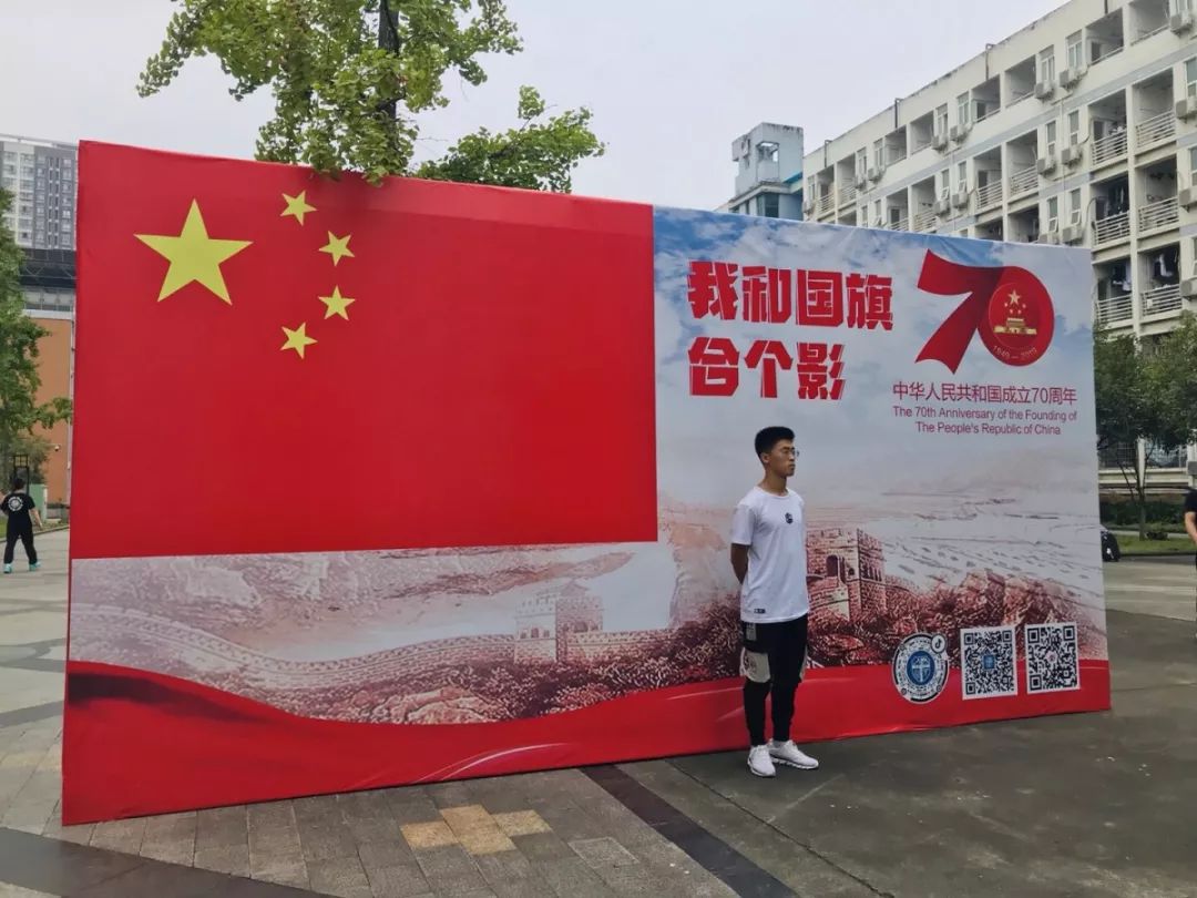 身影络绎不绝"我和国旗合个影"的展板下西南交大"青春告白祖国"系列