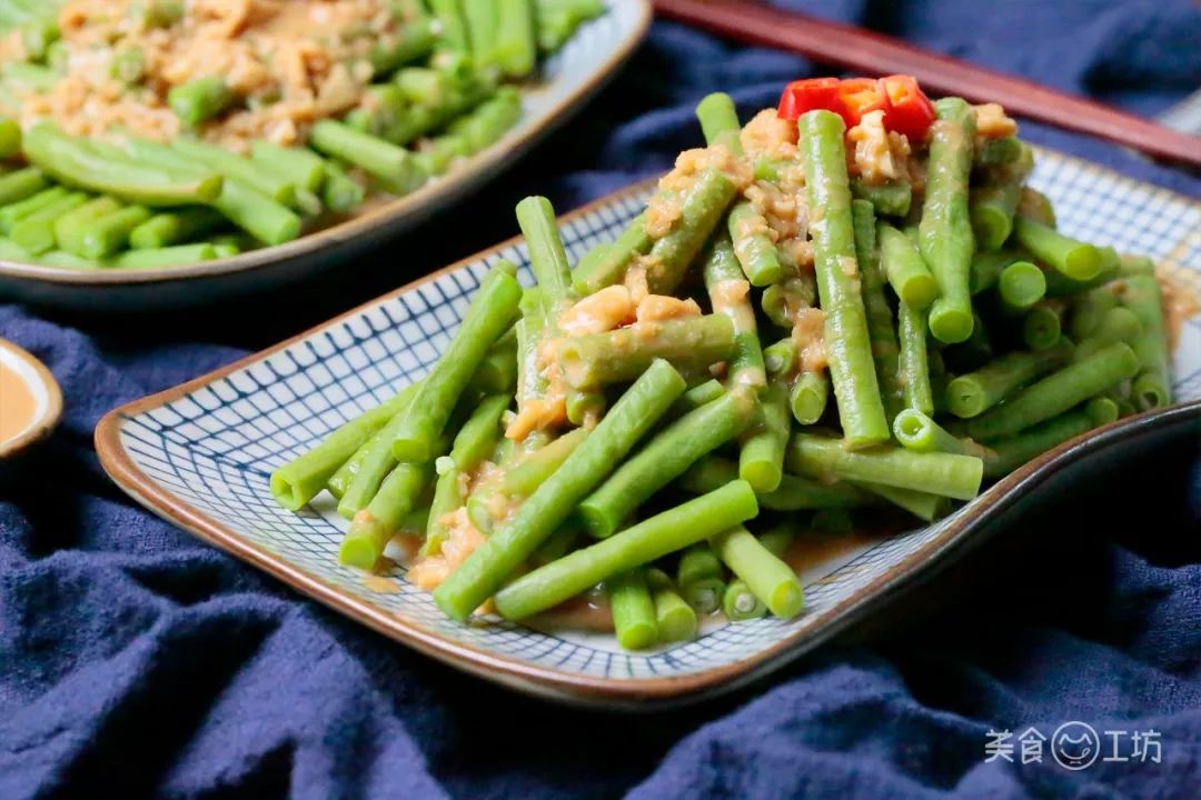 大蒜在麻汁中起到最主要的提香作用,另外,即使是清炒豆角,加一些蒜也