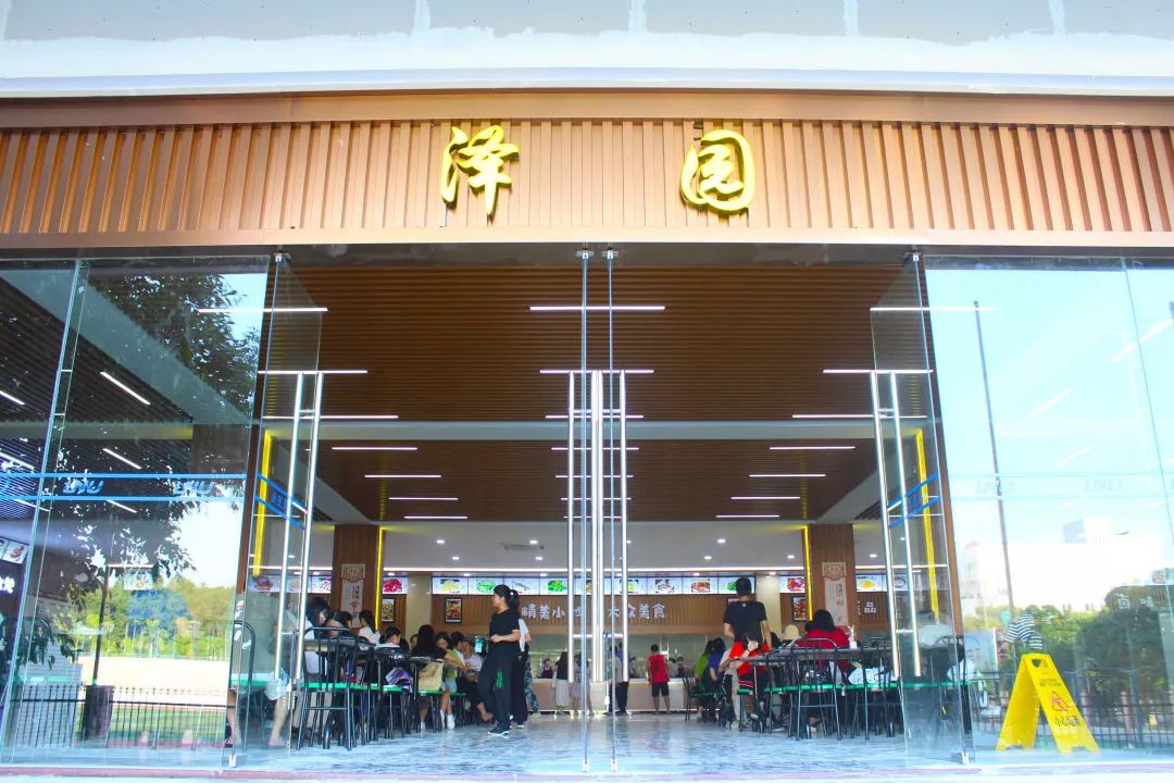 岭师三大饭堂,鹏园,鸿园,泽园,鹏园有火锅,鸿园有麻辣烫,泽园全新升级