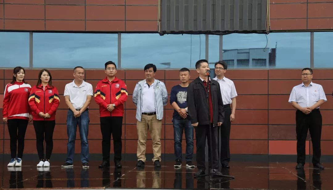 县长赵震,沙湾县第一中学校长任黎星,新疆君泰集团董事长王志坚纷纷