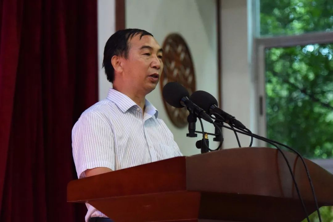 表彰大会上,兴义八中校长彭贻荣首先致词:在第35个教师节来临之际,特