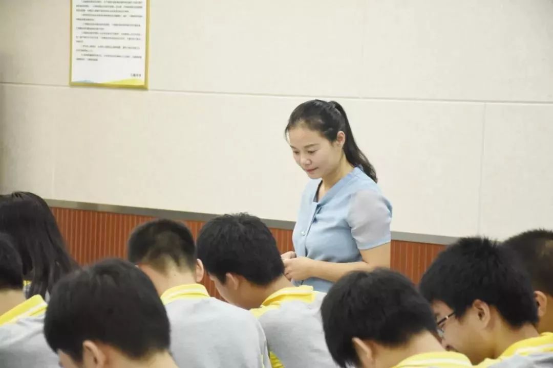 邱俊老师在万载中学授课在全国有近万名教师参加了各省初赛,经过