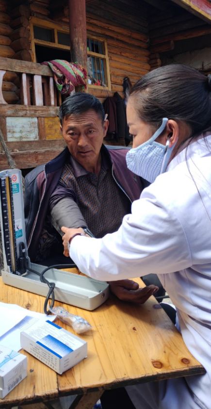 【方志四川"忆沧桑·记奋斗·颂辉煌"征文】乡村医生(摄影作品)