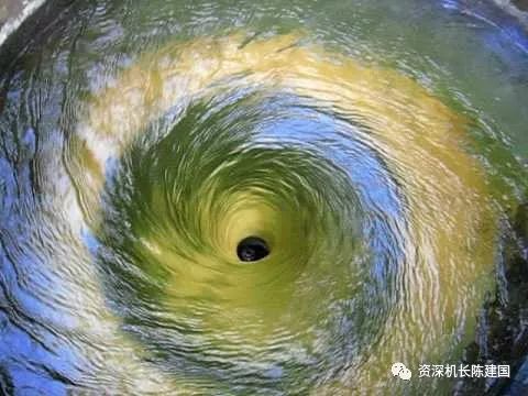 大家都知道在北半球,几乎所有的自然的水的漩涡都是这样的.