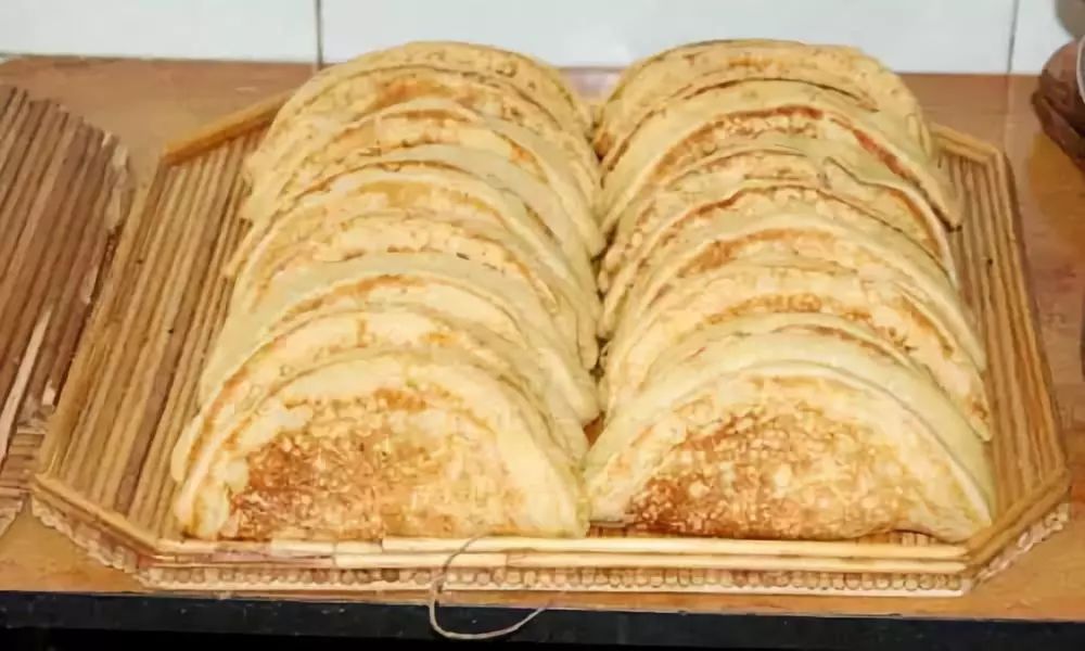 摊黄儿米黄,又叫摊黄,也叫摊馍馍,多种叫法.