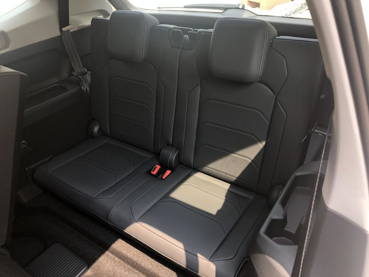 实拍大众途观l七座版网友后备箱里塞两个小板凳