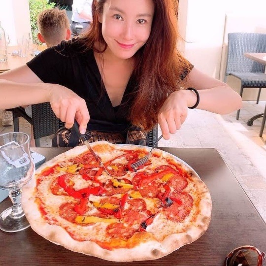 45岁李泰兰晒照少女感爆棚与企业家老公闪婚婚后成幸福阔太太