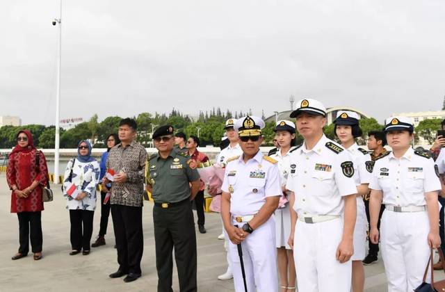 东部战区海军某基地官兵,印尼驻华武官和侨民来到码头,欢迎"毕玛苏吉"