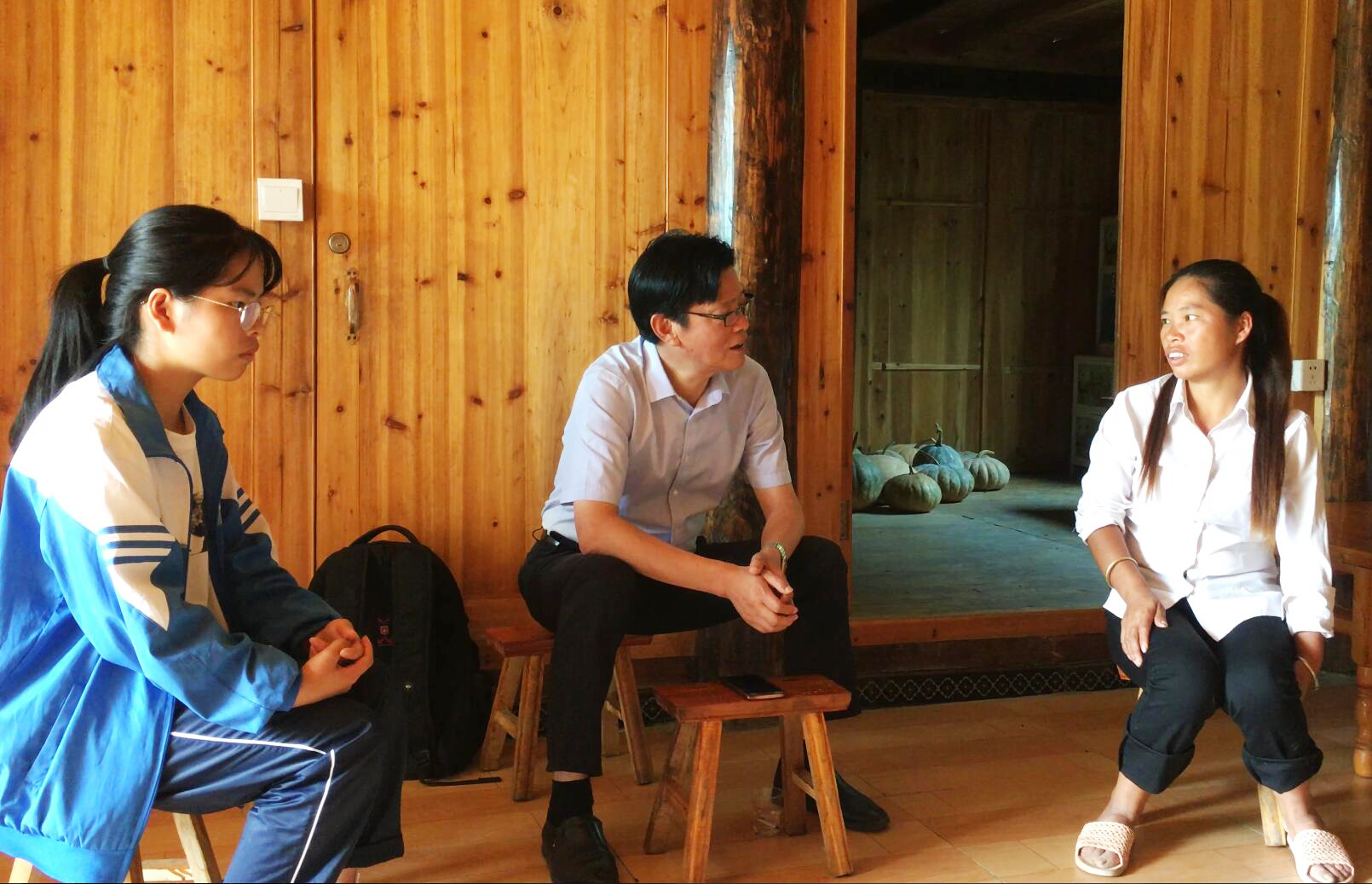 新华社记者 张月琳 摄陈立群(左一)在台江县民族中学早会上与学生交流