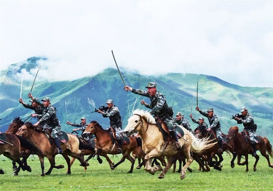 危急时刻,玉树骑兵连两名官兵骑马翻山越岭跨沟壑,前往40公里外的巴塘