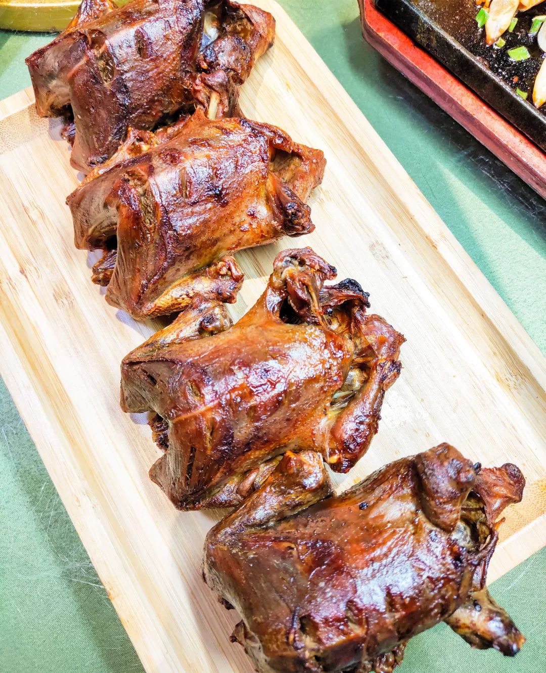 长春藏着一家青岛啤酒博物馆餐厅,吊炉海鲜和烧烤,一样都不少