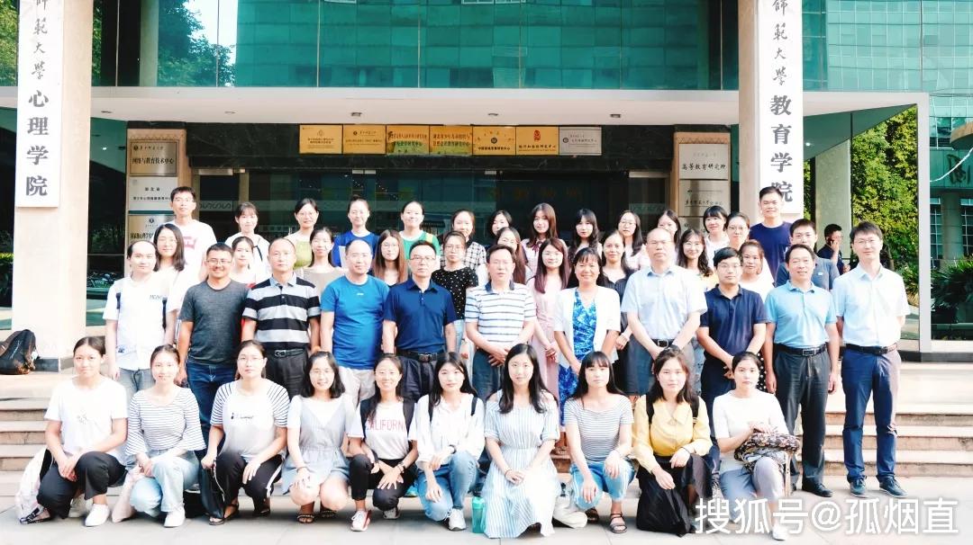 所长杜时忠教授,副所长程红艳教授,王一凡研究员,杨炎轩教授,卢旭副