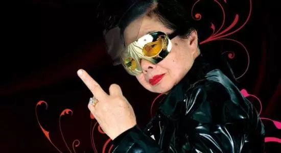 84岁日本第一奶奶白天卖饺子凌晨当dj一生无子只为热爱而活