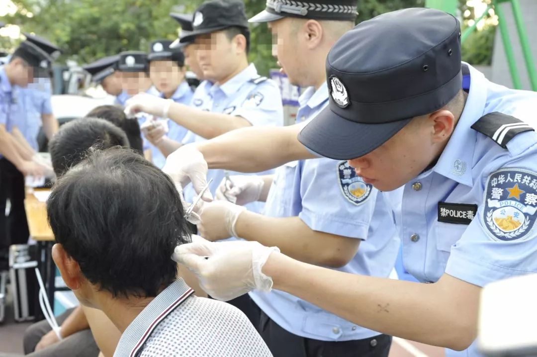 对涉嫌吸毒人员进行毛发检测.