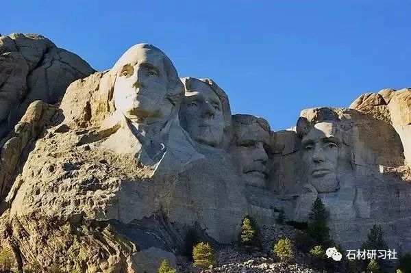 林肯和狄奥多·罗斯福四位总统的巨型摩崖石刻头像,被称做总统山