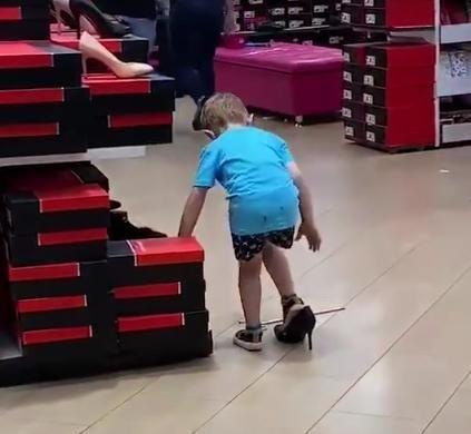 小男孩商场偷试高跟鞋网友笑称每个小孩都有个高跟鞋梦