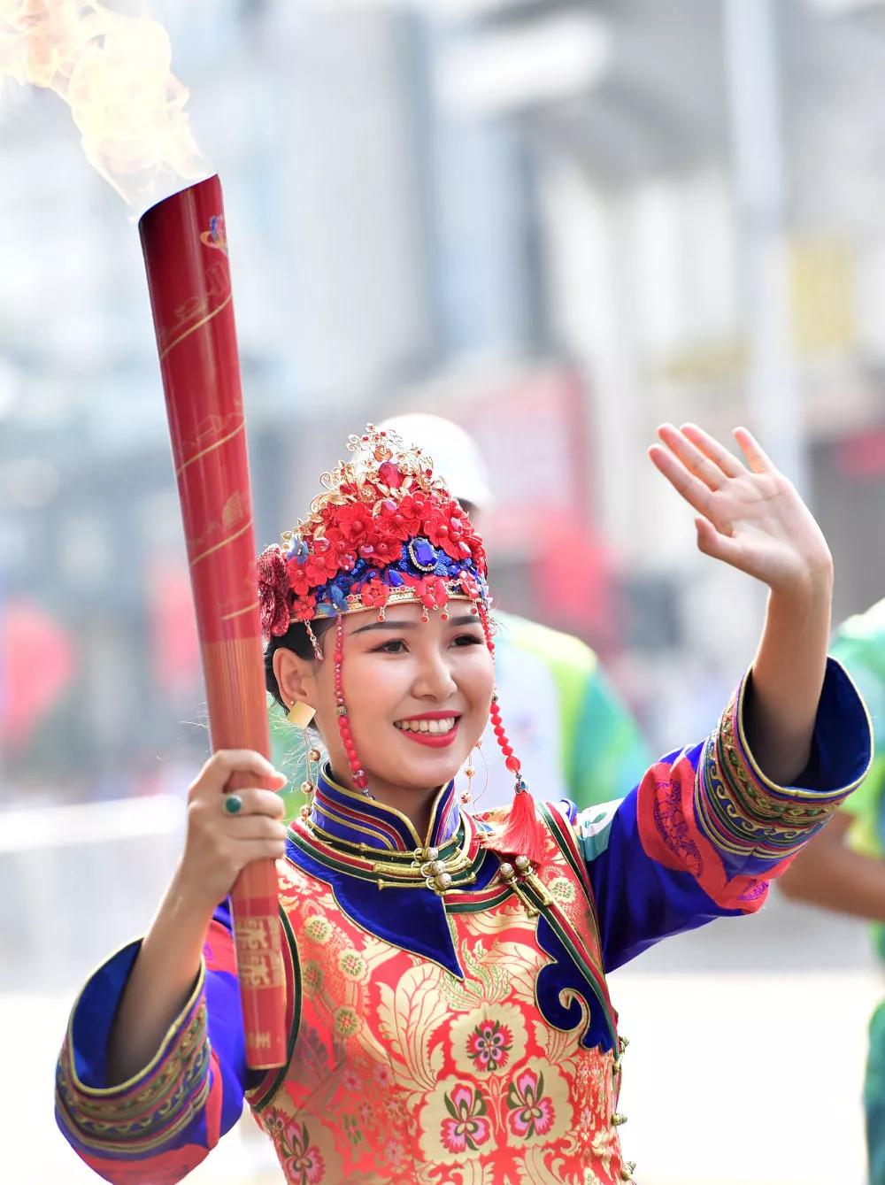 第十一届全国少数民族传统体育运动会实地火炬传递在郑州举行