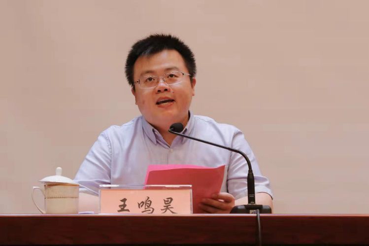 活动中,共青团南通市委书记王鸣昊介绍了志愿者服装设计作品,志愿者