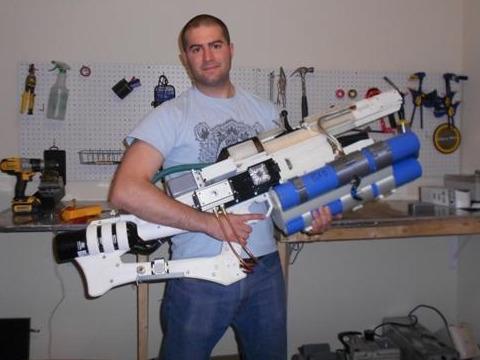 国外牛人沉迷吃鸡游戏和朋友打赌后11自制了电磁炮