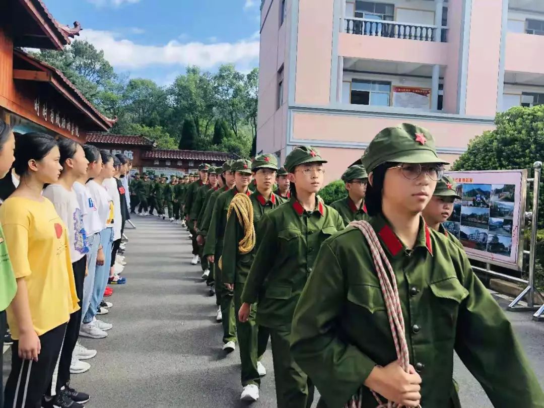 9月6日上午8时,精心准备的浦江县堂头中学新生入学礼准时开始.